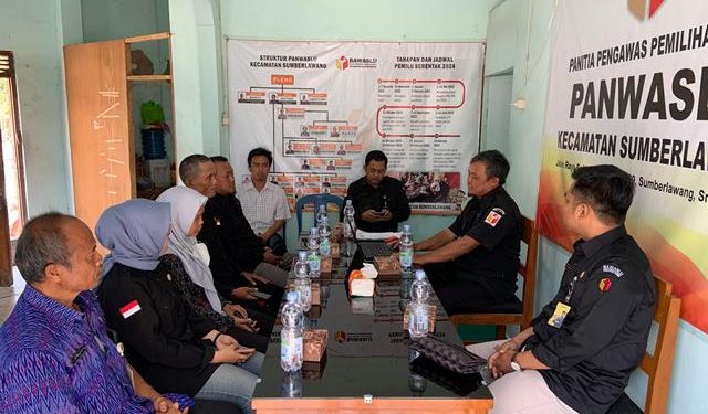 Moh. Syamsul Arifin (Anggota) Bawaslu Sragen memberikan arahan dan masukan kepada jajaran Panwaslu Kecamatan saat melaksanakan supervisi