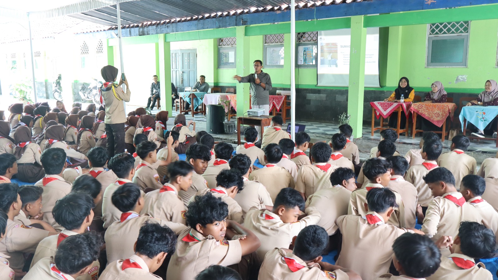 Anggota Bawaslu Sragen tengah memberikan materi mengenai pendidikan demokrasi dan pengawasan partisipatif 