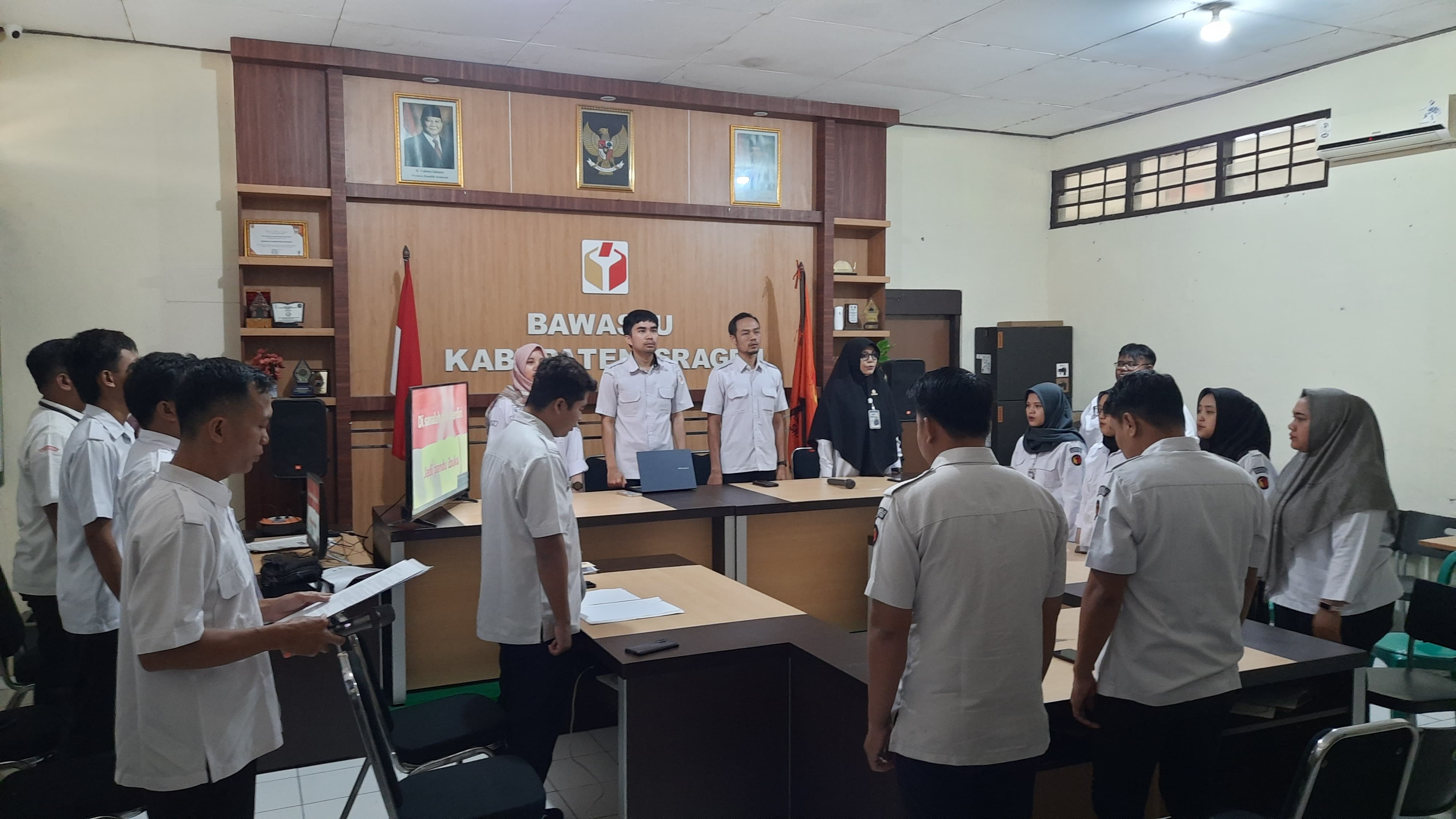 **Deskripsi Gambar:** Bawaslu Kabupaten Sragen menggelar kegiatan peningkatan kapasitas bagi jajaran staf, dengan fokus pada penanganan pelanggaran Pemilu.