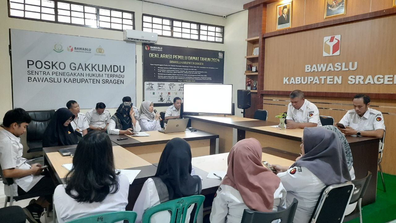 Terlihat peserta serius menyimak materi seputar penanganan temuan dan laporan pelanggaran. Kegiatan ini menjadi bagian dari upaya Bawaslu Kabupaten Sragen dalam memperkuat kesiapan dan profesionalitas jajaran sekretariat.