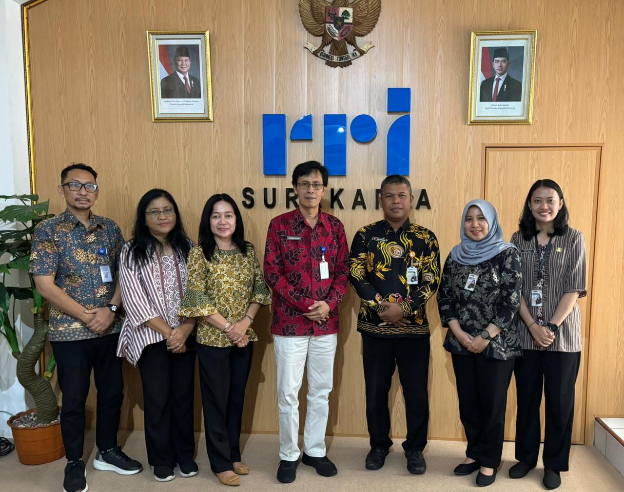 Sinergi kuat untuk demokrasi: Penandatanganan MoU antara Bawaslu Sragen dan RRI Surakarta dalam upaya mendorong partisipasi publik dalam pengawasan Pemilu.