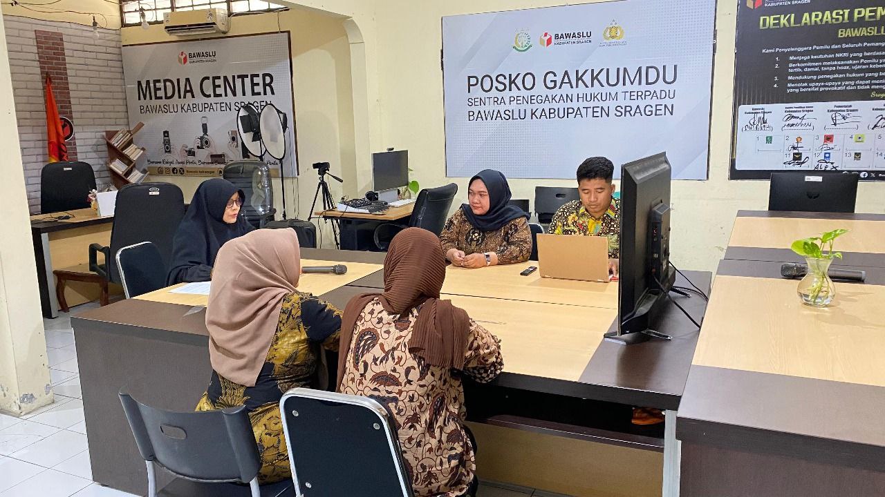 Evaluasi kinerja dan koordinasi internal Divisi SDMOD berlangsung di Aula Bawaslu Sragen.