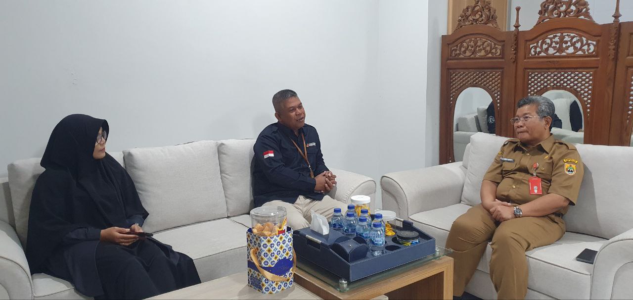 Bawaslu Sragen, Dwi Budhi Prasetyo dan Sri Wiharini saat audiensi dana hibah non tahapan dengan Sekda Sragen, dr. Hargiyanto di ruangan kerja Sekda Sragen, Selasa (15/07/2025)