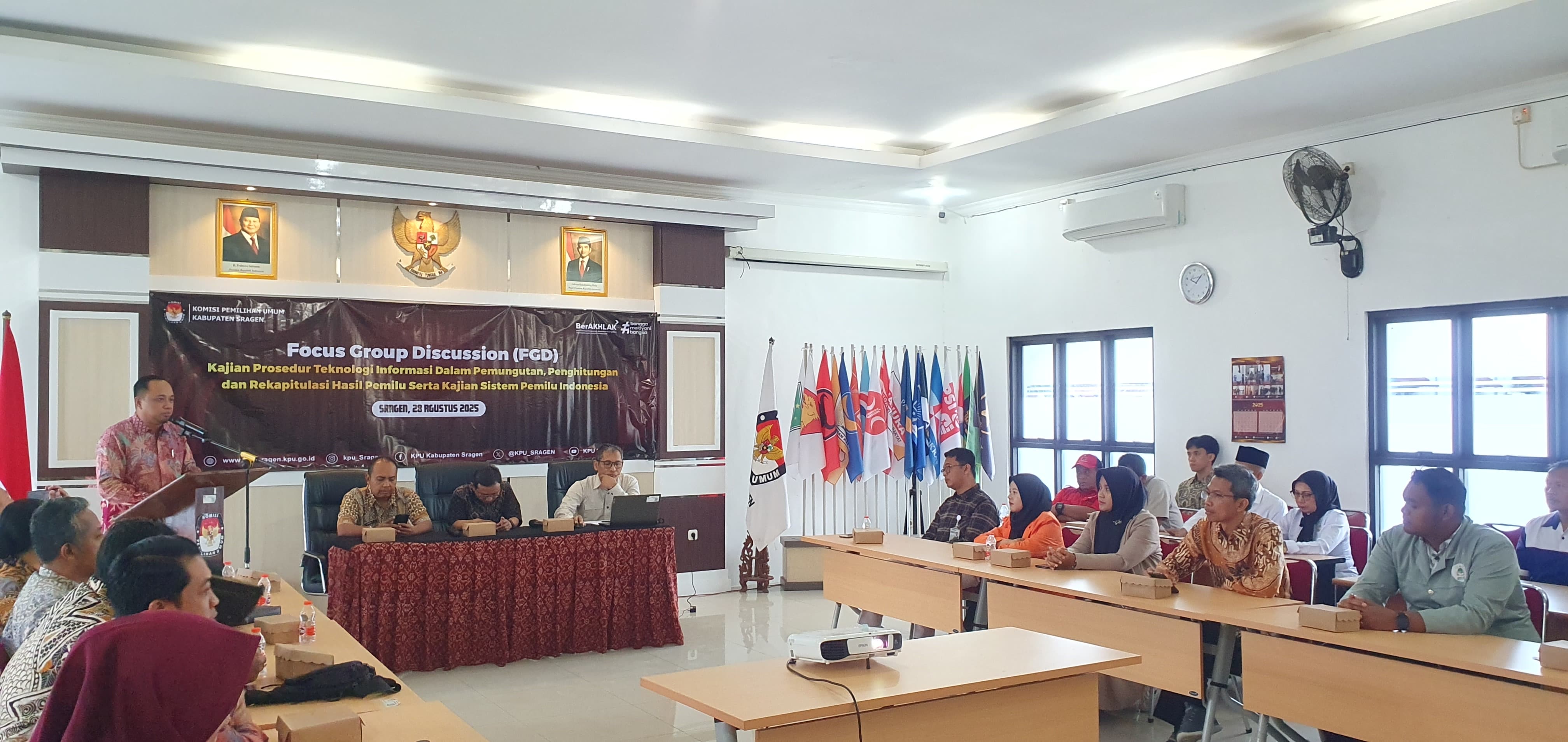 Bawaslu Kabupaten Sragen hadiri undangan FGD (Focus Group Discussion) KPU Kabupaten Sragen tema kajian prosedur informasi dalam pemungutan,penghitungan dan rekapitulasi hasil pemilu serta kajian sistem pemilu indonesia.