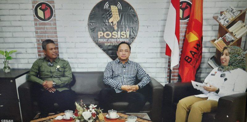 Podcast bersama Ketua KPU Sragen Prihantoro PN, S.E., dan Ketua Bawaslu Sragen Dwi Budhi Prasetyo, S.Fil.I., M.H., dipandu host Elli Julimas, S.H., membahas sinergi di masa non-tahapan Pemilu.