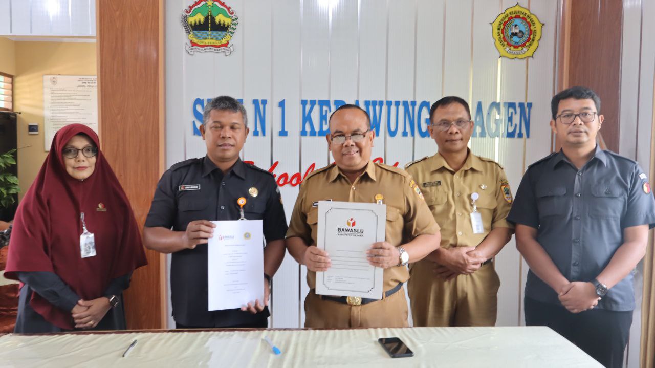 "BAWASLU Sragen & SMKN 1 Kedawung sepakat gelar Sekolah Demokrasi untuk bekali pemilih pemula jadi generasi cerdas & aktif berdemokrasi. 🗳✨"