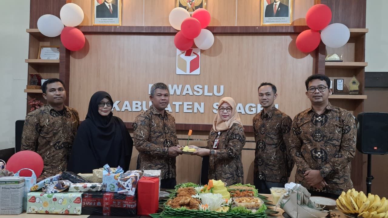 "Selamatan tumpengan meriahkan HUT ke-7 Bawaslu Kabupaten Sragen sebagai wujud syukur dan kebersamaan."