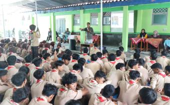 Anggota Bawaslu Sragen tengah memberikan materi mengenai pendidikan demokrasi dan pengawasan partisipatif 