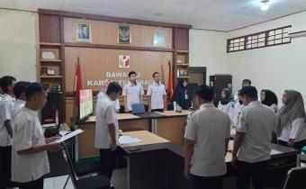 **Deskripsi Gambar:** Bawaslu Kabupaten Sragen menggelar kegiatan peningkatan kapasitas bagi jajaran staf, dengan fokus pada penanganan pelanggaran Pemilu.