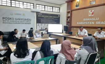 Terlihat peserta serius menyimak materi seputar penanganan temuan dan laporan pelanggaran. Kegiatan ini menjadi bagian dari upaya Bawaslu Kabupaten Sragen dalam memperkuat kesiapan dan profesionalitas jajaran sekretariat.