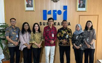 Sinergi kuat untuk demokrasi: Penandatanganan MoU antara Bawaslu Sragen dan RRI Surakarta dalam upaya mendorong partisipasi publik dalam pengawasan Pemilu.