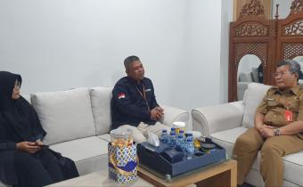 Bawaslu Sragen, Dwi Budhi Prasetyo dan Sri Wiharini saat audiensi dana hibah non tahapan dengan Sekda Sragen, dr. Hargiyanto di ruangan kerja Sekda Sragen, Selasa (15/07/2025)