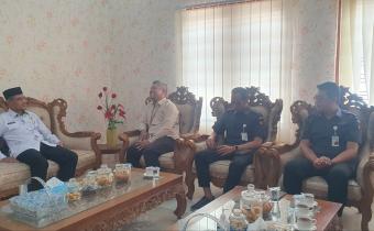 Ketua Bawaslu Sragen Dwi Budhi Prasetyo dan Kepala Kemenag Sragen Dr. H. Ihsan Muhadi dalam audiensi bahas pemutakhiran data pemilih dan penguatan sinergi pengawasan partisipatif.