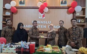 "Selamatan tumpengan meriahkan HUT ke-7 Bawaslu Kabupaten Sragen sebagai wujud syukur dan kebersamaan."